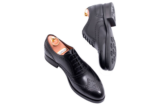 Czarne casualowe obuwie męskie z perforacjami Patine 77028 starcalf black.. Eleganckie obuwie skórzane koloru czarnego typu brogues z gumową podeszwą. Szyte metodą ramową.