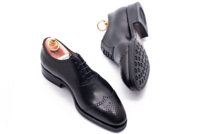 Czarne eleganckie szykowne obuwie typu oxford z gumową podeszwą idealne na uroczystości okolicznościowe, ślubne, biznesowe. Obuwie garniturowe, szykowne, eleganckie, męskie, stylowe.