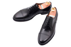 czarne skórzane buty z ażurkami i dekoracyjnymi zdobieniami eleganckie, stylowe, casualowe, formalne, okolicznościowe, biurowe,, szykowne, wyszukane, wykwintne.