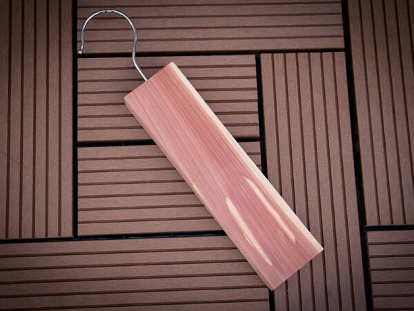 WOODLORE Essential Cedar Hang-Up - Zawieszka do szafy lub garderoby wykonana z cedrowego drewna