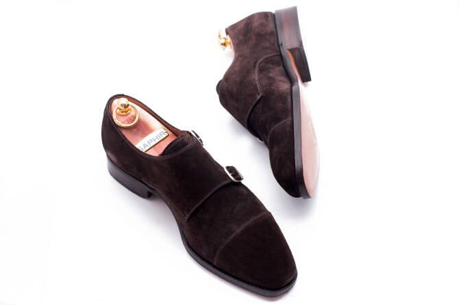 Zamszowe eleganckie obuwie koloru ciemno brązowego typu double monks ze skórzaną podeszwą. Szyte metodą ramową. Yanko shoes 14306 testa moro