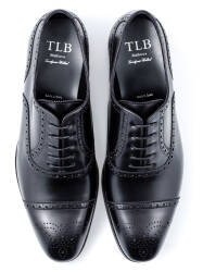 Czarne Eleganckie obuwie z ażurkami i dekoracyjnymi zdobieniami typu brogues. Szyte metodą  goodyear welted. TLB 555s Boxcalf Negro.