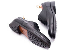 klasyczne czarne eleganckie stylowe buty męskie TLB 555s Boxcalf Negro typu brogues na gumowej podeszwie.