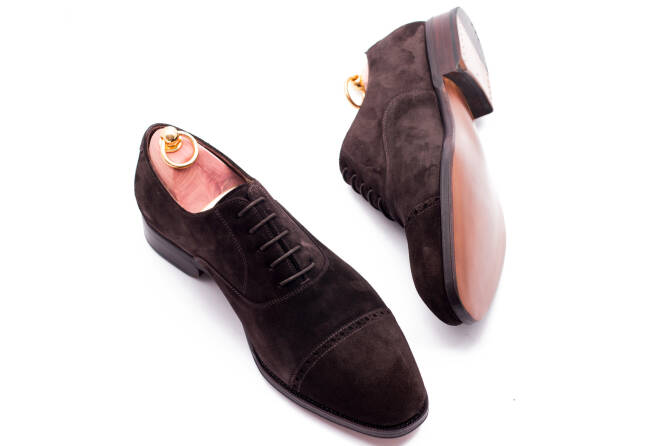 Buty zamszowe brązowe idealne dla gentlemana  na uroczystości ślubne. Yanko shoes, buty eleganckie, buty stylowe, buty biurowe, buty okolicznościowe. 