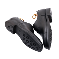 Męskie klasyczne buty ślubne typu cap-toe. Czarne formalne wiedenki na uroczyste okazje. Eleganckie obuwie na gumowej podeszwie vibram goodyear welted.