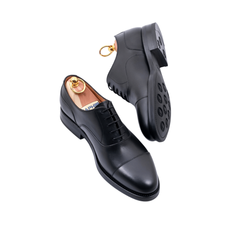 Luksusowe męskie buty garniturowe szyte metodą pasową na gumowej podeszwie. Czarne oksfordy dla eleganckiego mężczyzny na formalne okazje.