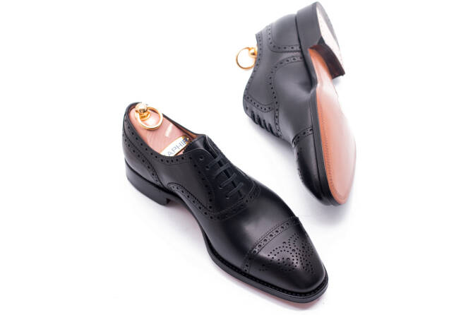 stylowe eleganckie obuwie męskie z perforacjami Yanko 14435 boxcalf negro.. Eleganckie obuwie koloru czarnego typu brogues z skórzaną podeszwą. Szyte metodą ramową.