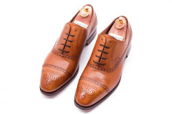TLB 537 old england cuero..Eleganckie obuwie skórzane z ażurkami i dekoracyjnymi zdobieniami koloru jasno brązowego typu brogues na skórzanej podeszwie. Szyte metodą goodyear welted.