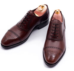 Brogues vegano marron. Brązowe skórzane luksusowe obuwie eleganckie z ażurkami i dekoracyjnymi zdobieniami biznesowe, biurowe, ślubne, okolicznościowe, gyw, męskie.