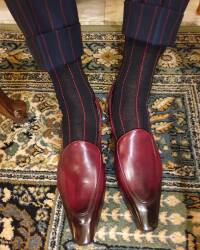czarne eleganckie podkolanówki męskie bawełniane w paski czerwone Viccel knee socks black red