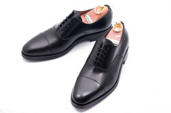 Klasyczne męskie obuwie koloru czarnego typu oxford szyte metodą goodyear welted.