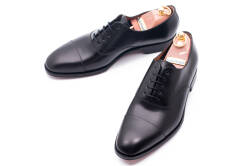 Obuwie typu oxford koloru czarnego. Buty klasyczne, formalne, eleganckie, ślubne, garniturowe.