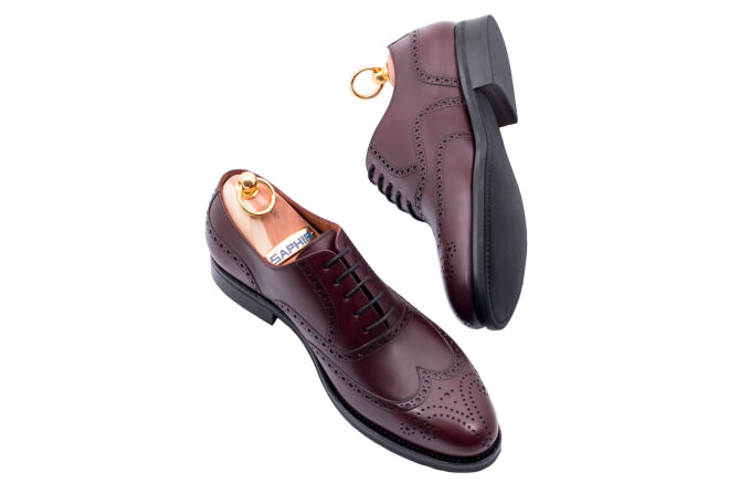 Bordowe casualowe obuwie męskie z perforacjami Patine 77020 cambridge burdeos. Eleganckie obuwie koloru bordowego typu brogues z gumową podeszwą. Szyte metodą ramową.