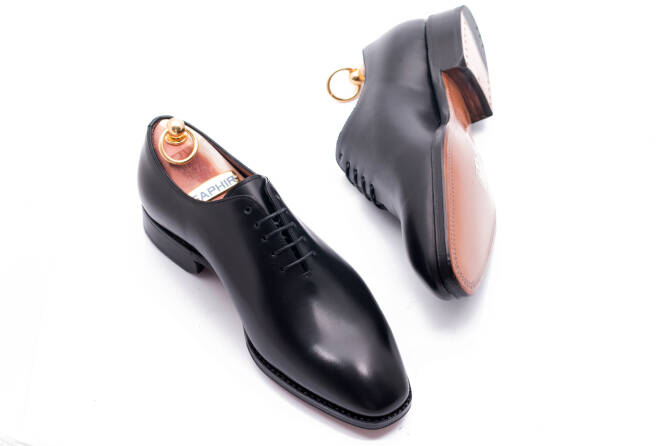 Eleganckie klasyczne buty męskie koloru czarnego typu oxford. Obuwie szyte metodą ramową. Podeszwa skórzana. 
