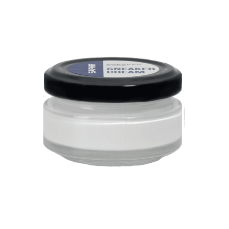 Sneaker Cream – profesjonalny krem do sneakersów, który skutecznie odżywia, nabłyszcza i chroni skórę. Dzięki wysokiej zawartości pigmentu doskonale renowuje zniszczone obuwie, przywracając im oryginalny wygląd. Doskonały do pielęgnacji skór gładkich.