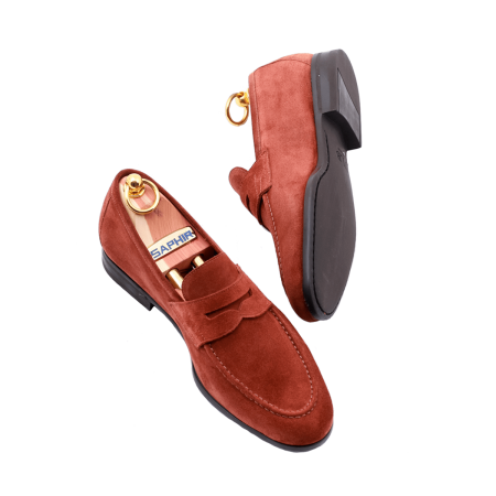 Brązowe zamszowe mokasyny męskie które zapewniają wyjątkowe dopasowanie, łącząc precyzję wykonania, lekkość i elastyczność. Udoskonalony dzięki technice Sacchetto oraz starannemu wykończeniu ręcznemu. Stanowi nowoczesną interpretację klasycznego mokasyna.