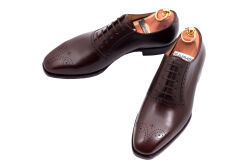 Eleganckie obuwie męskie TLB ARTISTA 107 oxford VEGANO DARK BROWN z podeszwą skórzaną. 