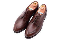 Eleganckie półformalne  obuwie koloru brązowego typu derby z gumową podeszwą. Szyte metodą ramową.