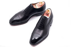 Buty męskie koloru czarnego Przeznaczone do spotkań biznesowych, uroczystości ślubnych oraz uroczystości okolicznościowych.