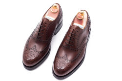 Eleganckie obuwie koloru ciemno brązowego typu brogues z gumową podeszwą. Szyte metodą ramową.