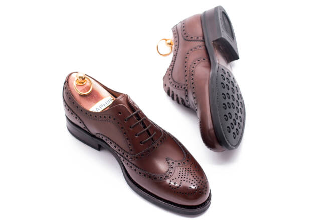 stylowe eleganckie obuwie męskie z perforacjami Yanko 14664 cambridge marron. Eleganckie obuwie koloru ciemno brązowego typu brogues z gumową podeszwą. Szyte metodą ramową.
