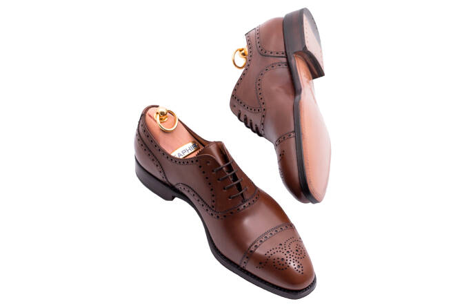 stylowe eleganckie obuwie męskie z perforacjami Yanko 14435 cambridge marron.. Eleganckie obuwie koloru brązowego typu brogues z skórzaną podeszwą. Szyte metodą ramową.