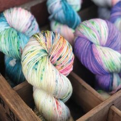 JACQUARD Acid Dye to wysoce skoncentrowane, sproszkowane barwniki, które z pełną satysfakcją stosować będziesz z gorącą wodą.
