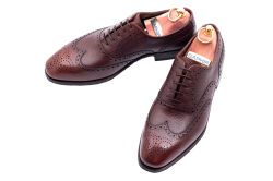 Eleganckie obuwie koloru brązowego typu brogues z skórzaną podeszwą. Szyte metodą ramową.