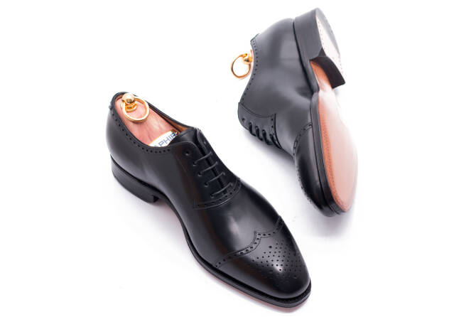Czarne eleganckie szykowne obuwie typu oxford z skórzaną podeszwą idealne na uroczystości okolicznościowe, ślubne, biznesowe. Obuwie garniturowe, szykowne, eleganckie, męskie, stylowe.