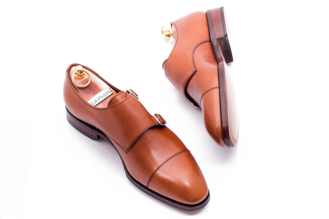 Eleganckie klasyczne buty męskie koloru jasno brązowego typu double monks. Obuwie szyte metodą ramową. Podeszwa skórzana.