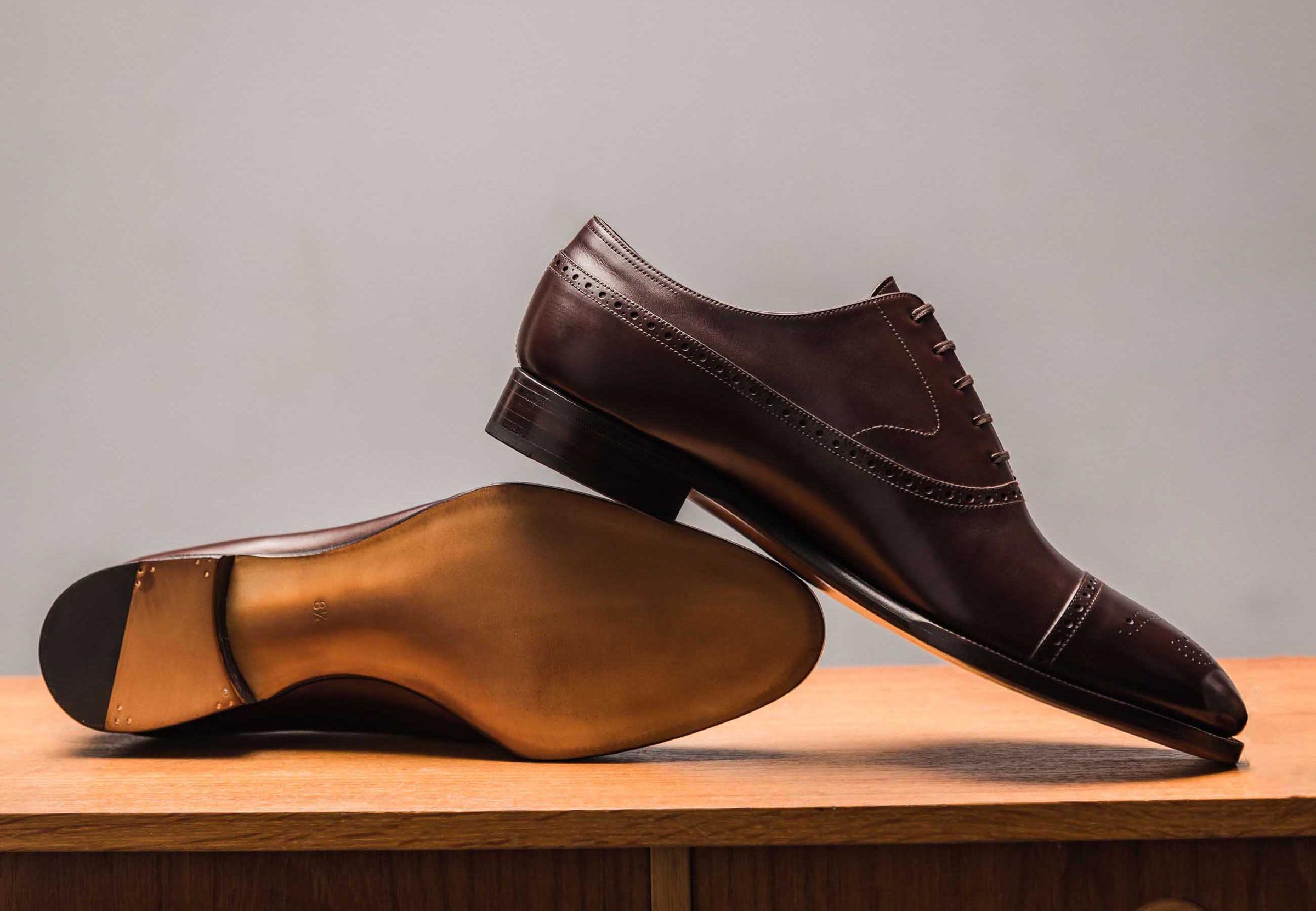 Podeszwy w eleganckich butach garniturowych klasycznych męskich, skórzane spody